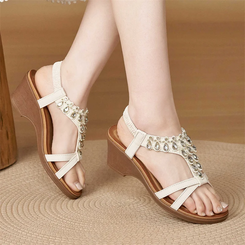 

Женские босоножки на танкетке в богемном стиле со стразами, с эластичным ремешком на щиколотке, удобные, с открытым носком, на легком танкетке, летние повседневные туфли