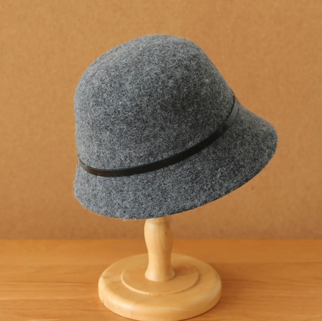Vintage Elegant Women's Cloche Fisherman Hat with Double Ring Buckle Design, Warm and Versatile Short-Brimmed Hat for Autumn and Winter, Perfect for Pairing with a Coat for Outings and Photoshoots, Creating a Stylish Atmosphere