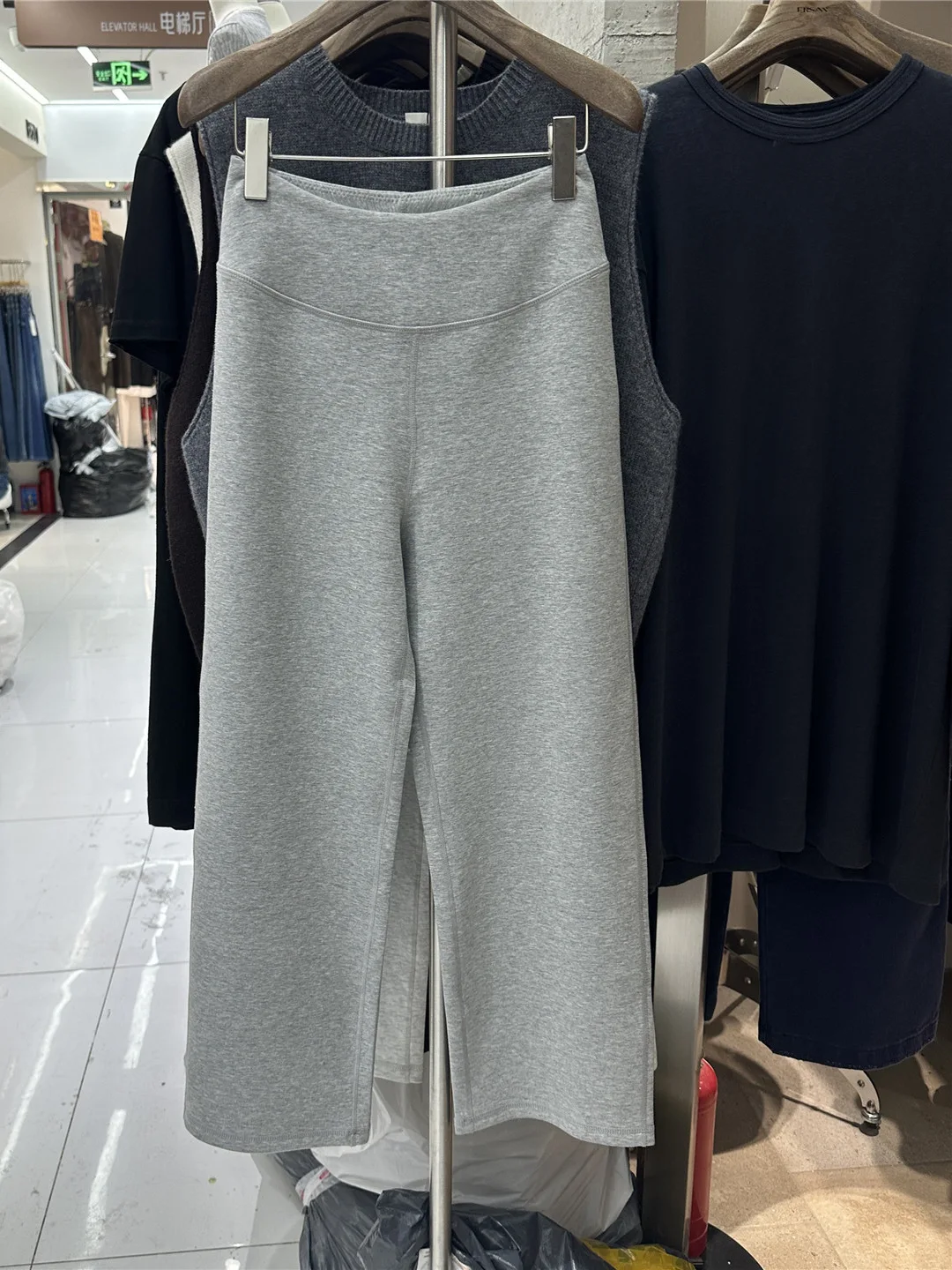 กางเกงโยคะทรงตรงเอวสูงปี 2025 แฟชั่นสำหรับผู้หญิง ทรงสลิม ใส่สบาย สไตล์เรียบง่าย สำหรับฤดูใบไม้ร่วง