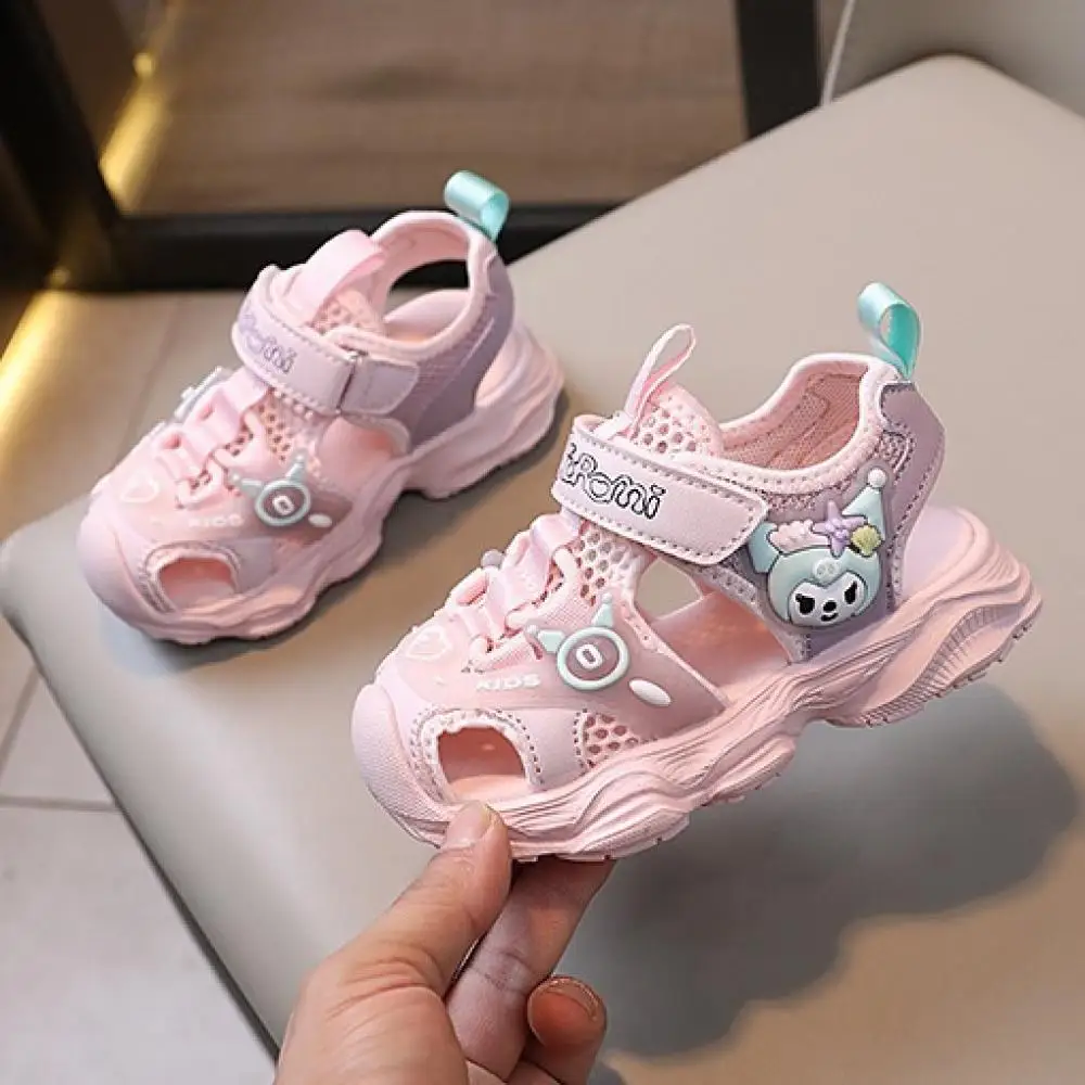 

Сандалии для девочек Sanrio Kuromi, детская пляжная обувь с мягкой подошвой и мягкой подошвой, летние удобные детские спортивные сандалии с героями мультфильмов, От 2 до 8 лет