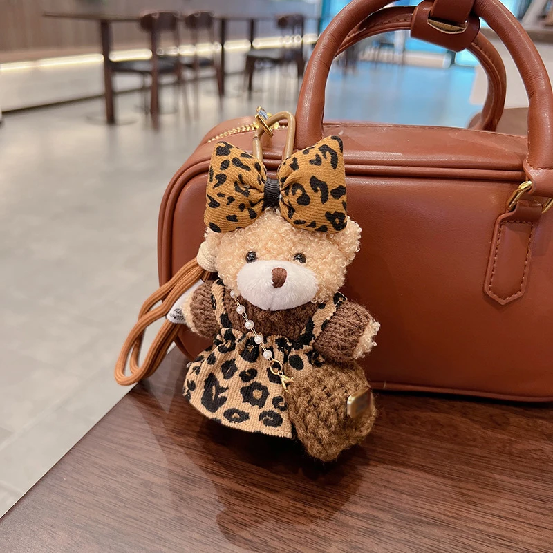 لطيف ليوبارد على ظهره تنورة الدببة الضخمة المفاتيح قلادة لينة الحيوان محشوة كيرينغ الإبداعية حقيبة دمية حقيبة تزيين مُثبت
