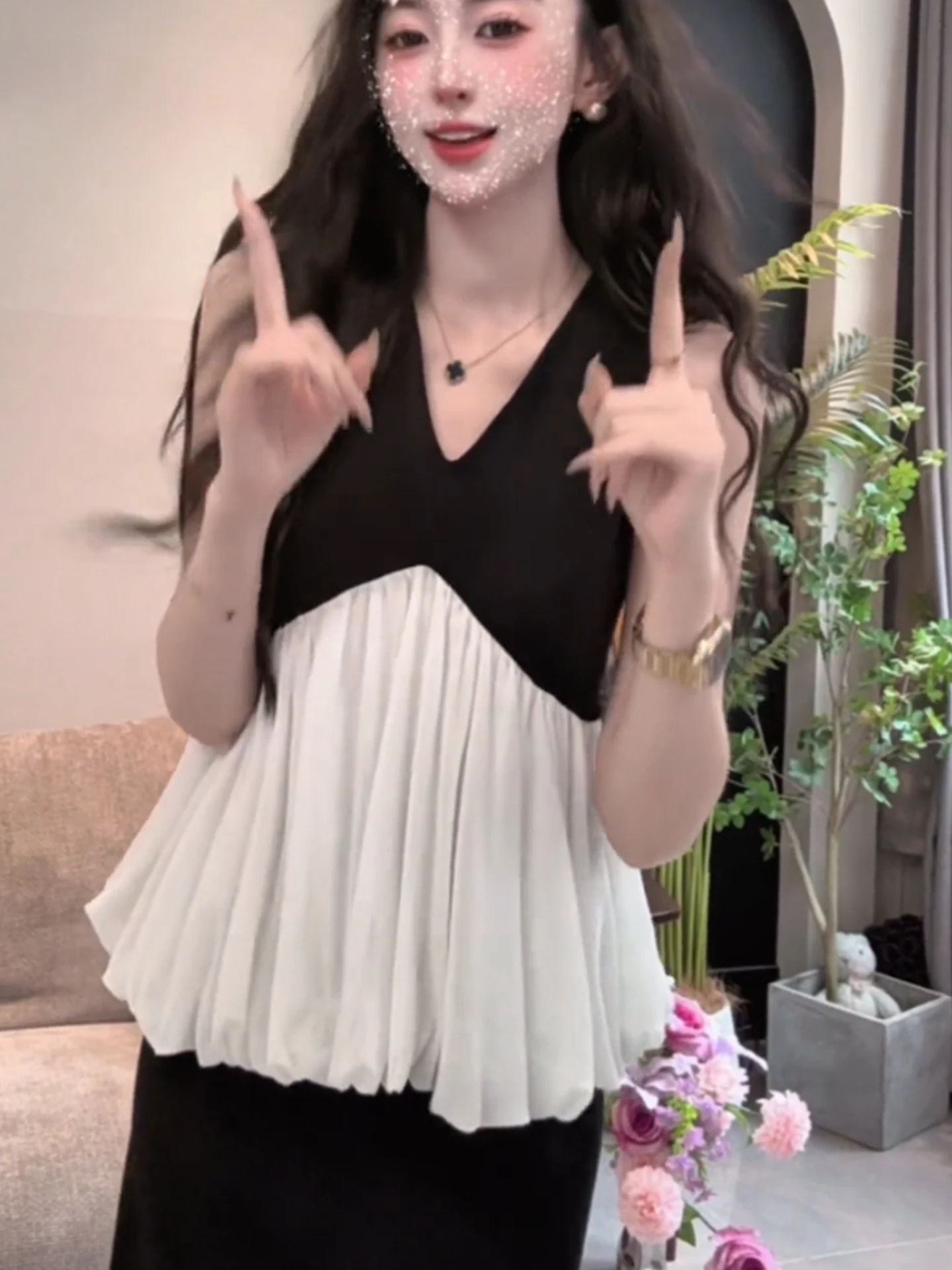 

Цвет Blo Splice Cherry Bud Hem Design Летний жилет с разрезом Маленький антивозрастной корейский шелковый топ прямого кроя