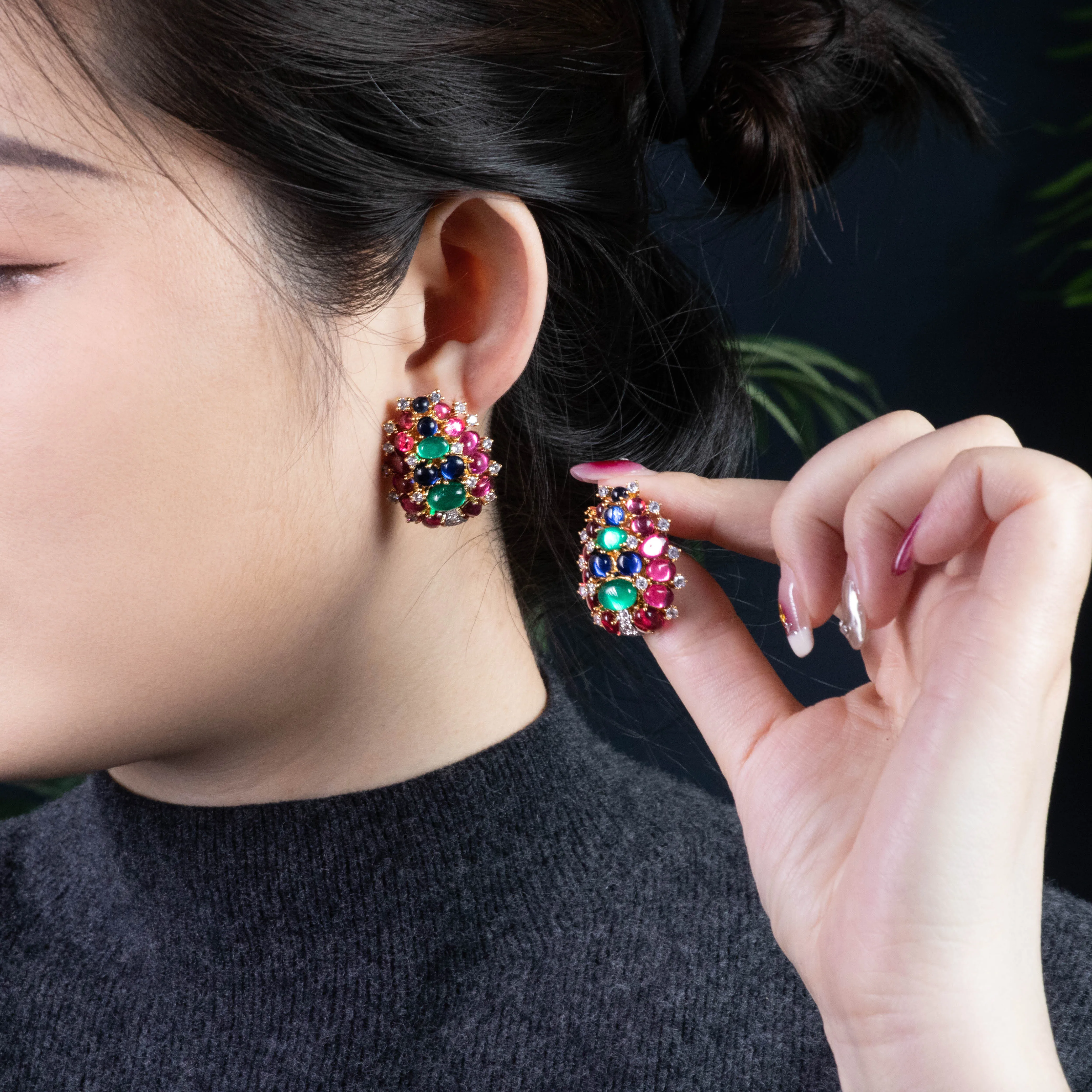 Retro niche stud earrings, exaggerated and slimming, making the face look smaller personalized exquisite lass earrings