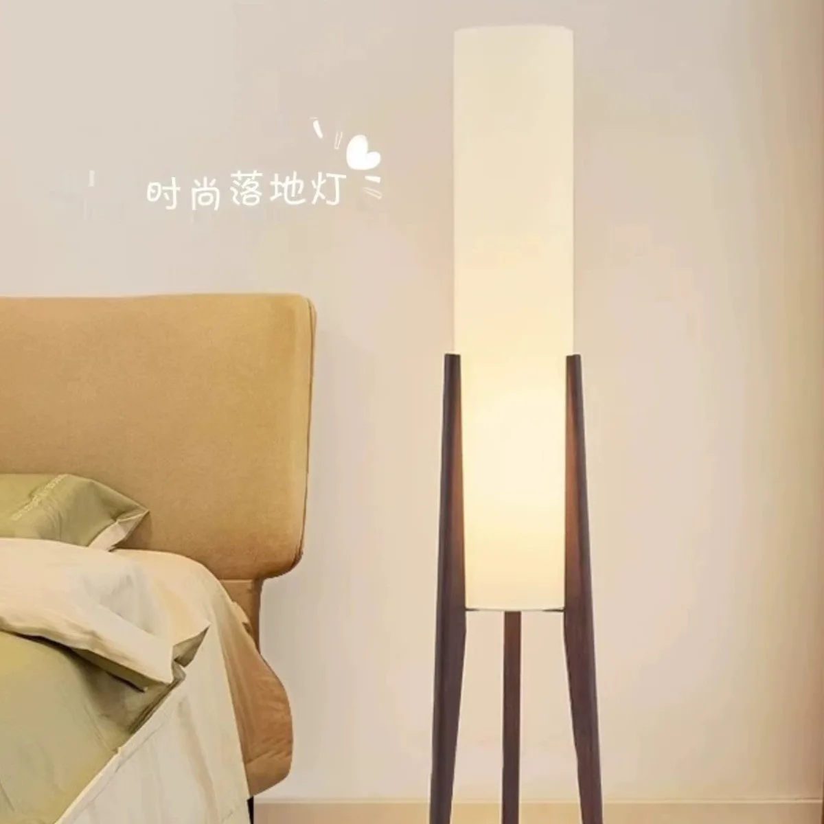 Quarto de menina sala de estar cama e sofá de café da manhã lâmpada vertical