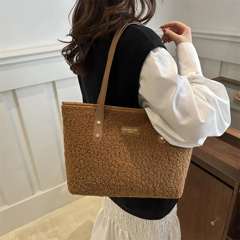 حقيبة يد أنيقة وعصرية من الفرو الصناعي، حقيبة كتف ذات سعة كبيرة لخريف وشتاء المرأة.