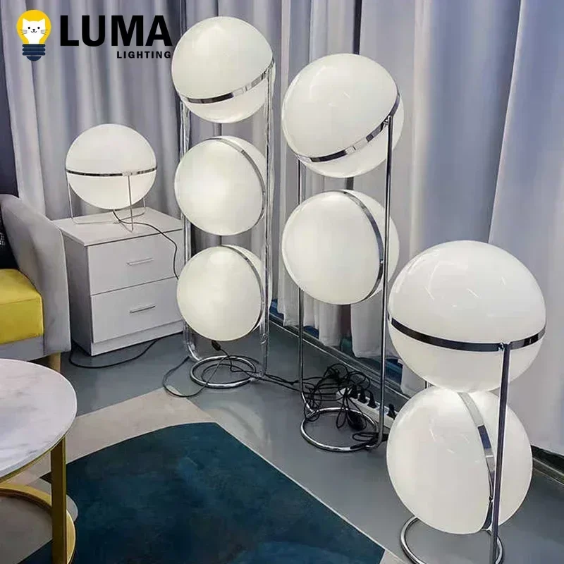 مصباح أرضي من الكروم بتصميم حديث مع غطاء كروي أكريليك أبيض، ضوء LED حديث لغرفة المعيشة وغرفة النوم وديكور السرير