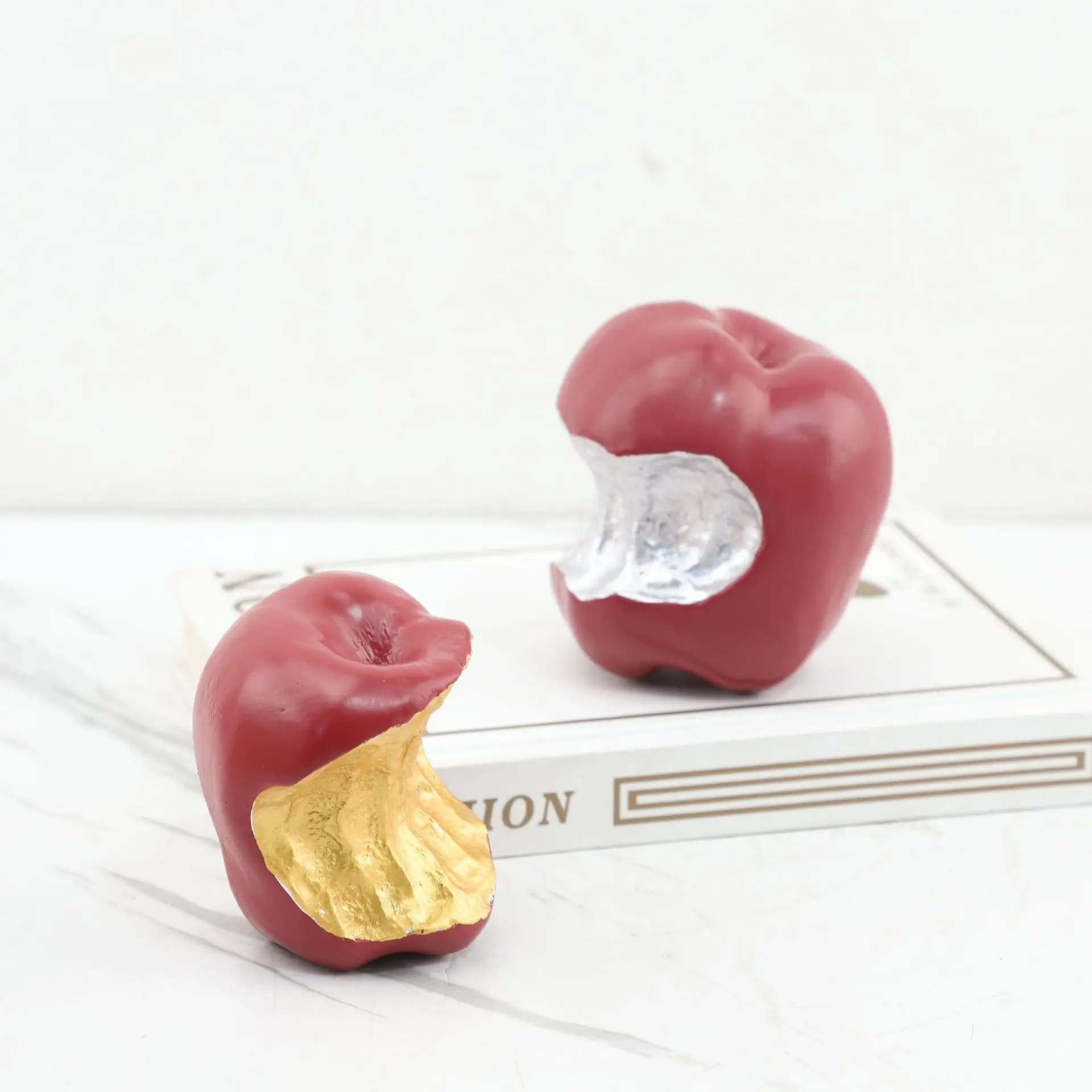 Creative Bite Apple Resin Sculpture Bookshelf Desktop Ornament Abstract Art Fruit Apple Statue Irregular Relief Apple Home Decor