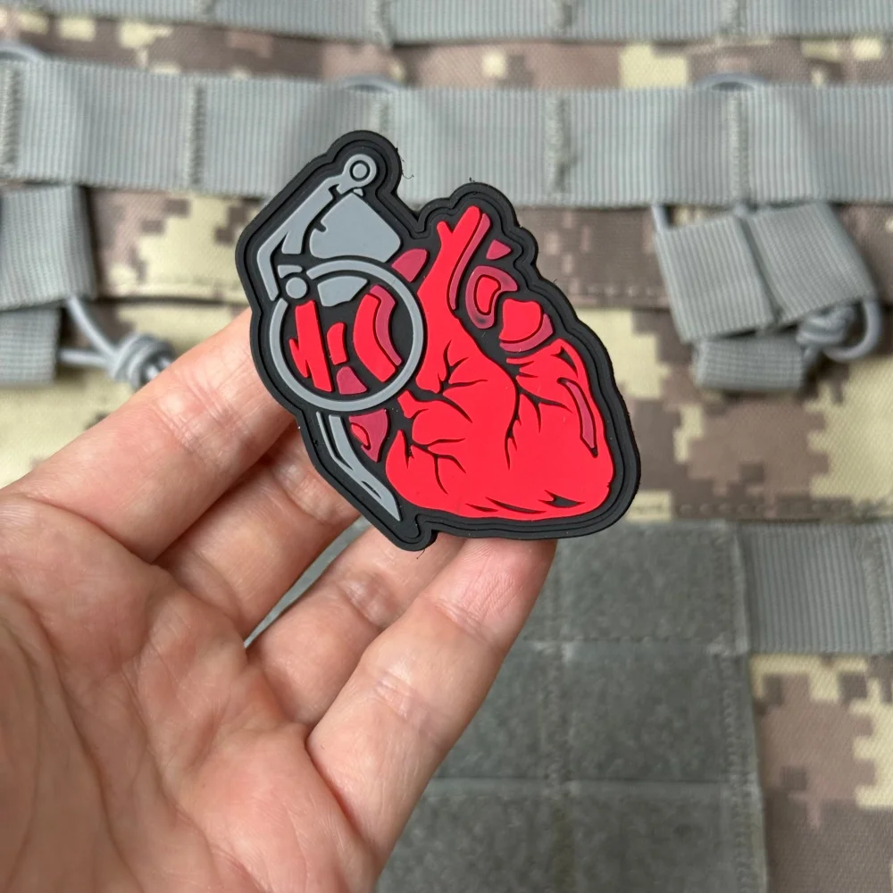 3D PVC Morale Tactical Patch Anatomisches Herz Granate Gummi-Abzeichen mit Klettverschluss Rotes Herz-Emblem für Rucksack, Jacke, Mütze – Detail 3