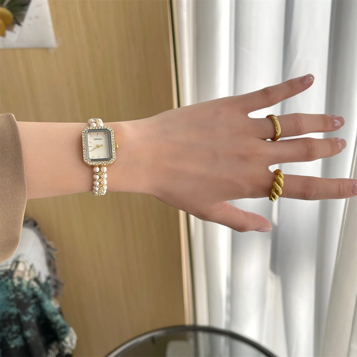 ライトラグジュアリーな魅力と小さなファッショントレンドを備えた女性向けの人気のリトルフレグランスパールブレスレットウォッチ、女性用クォーツウォッチ