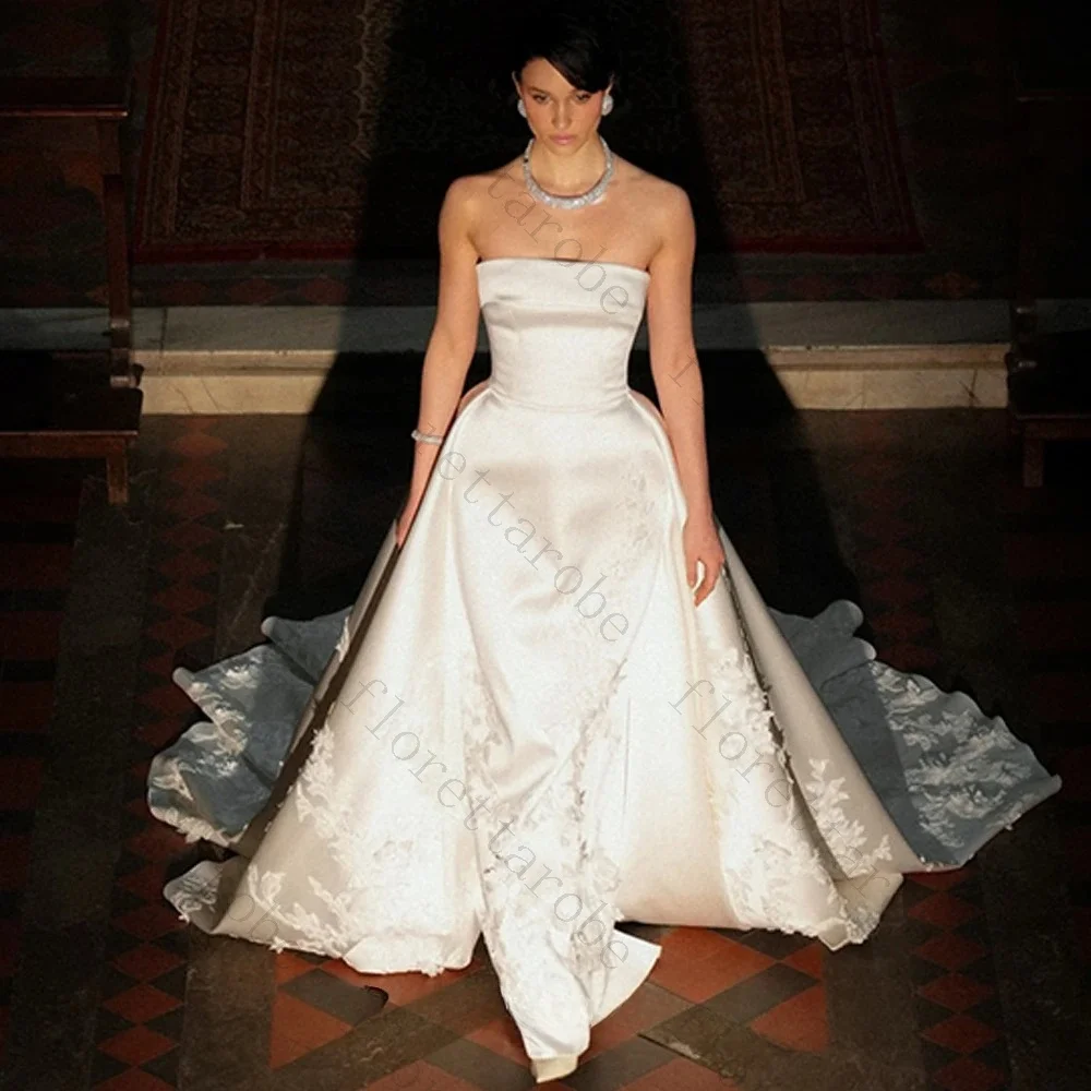 Customized Classic Strapless SleevelessSweep Satin Straight Wedding Dress Elegant Vestido with Appliques Bridal Gowns