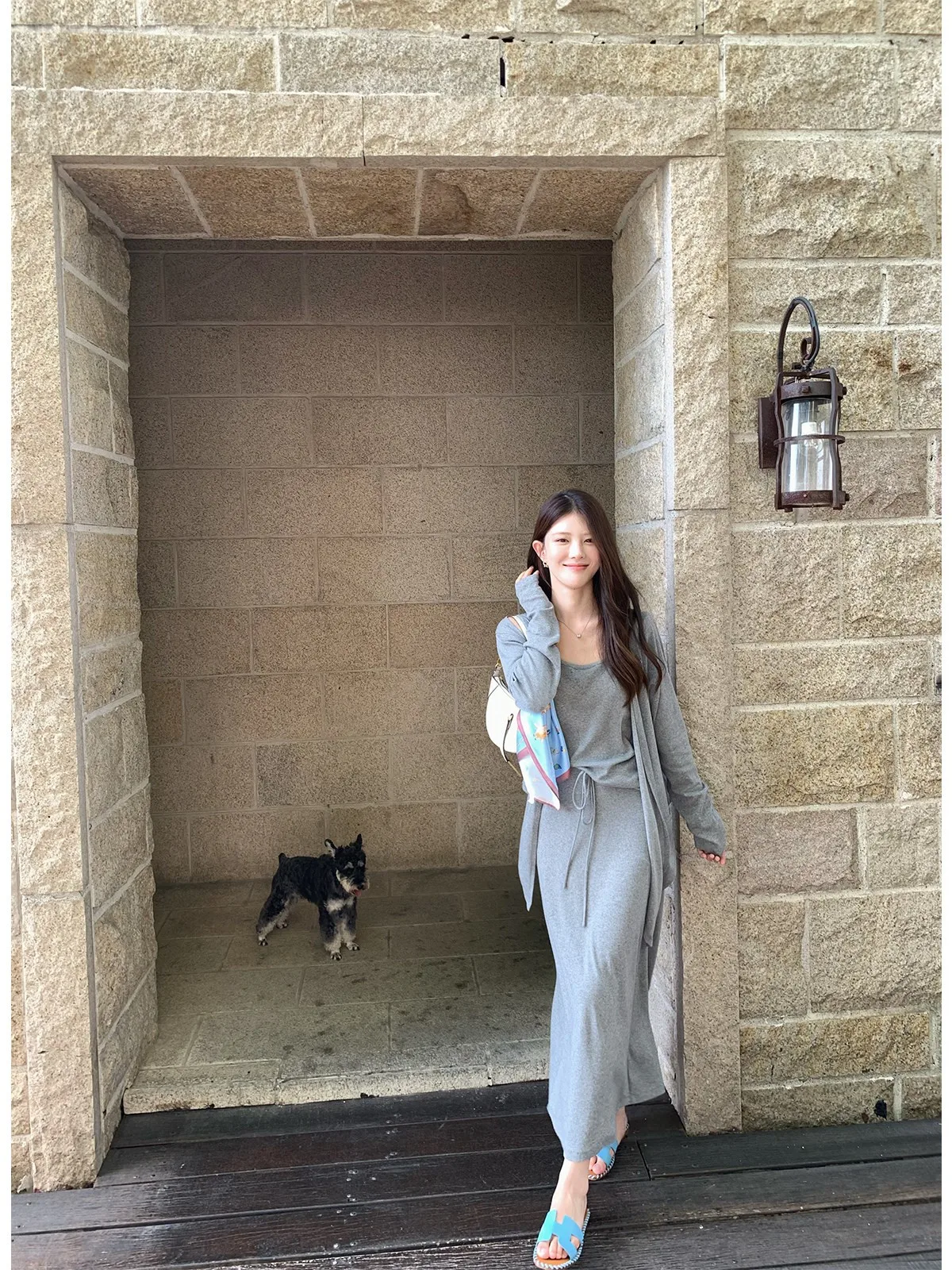 

Комплект из трех предметов Seeyouiceland: шелковый кардиган, юбка и футболка. Женский повседневный модный осенний комплект средней длины.