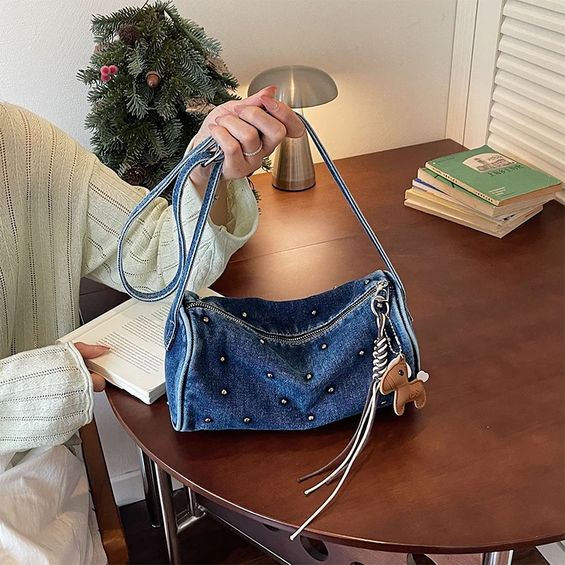 Gewaschene Denim-Umhängetasche mit Nieten und Taschenanhänger, Damen-Schultertasche mit Metallnieten, Lässige Vielseitige Handtasche, Pendler-Geldbörse – Detail 10