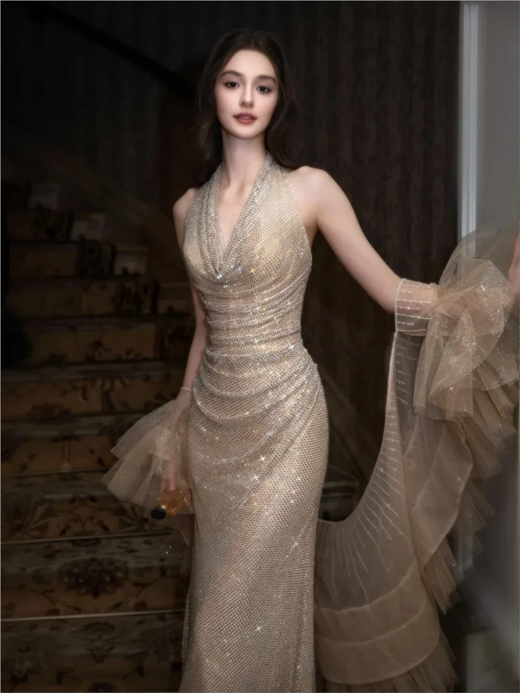 A new style of heavy industry halter dress for banquet hosts featuring light luxury toasting
