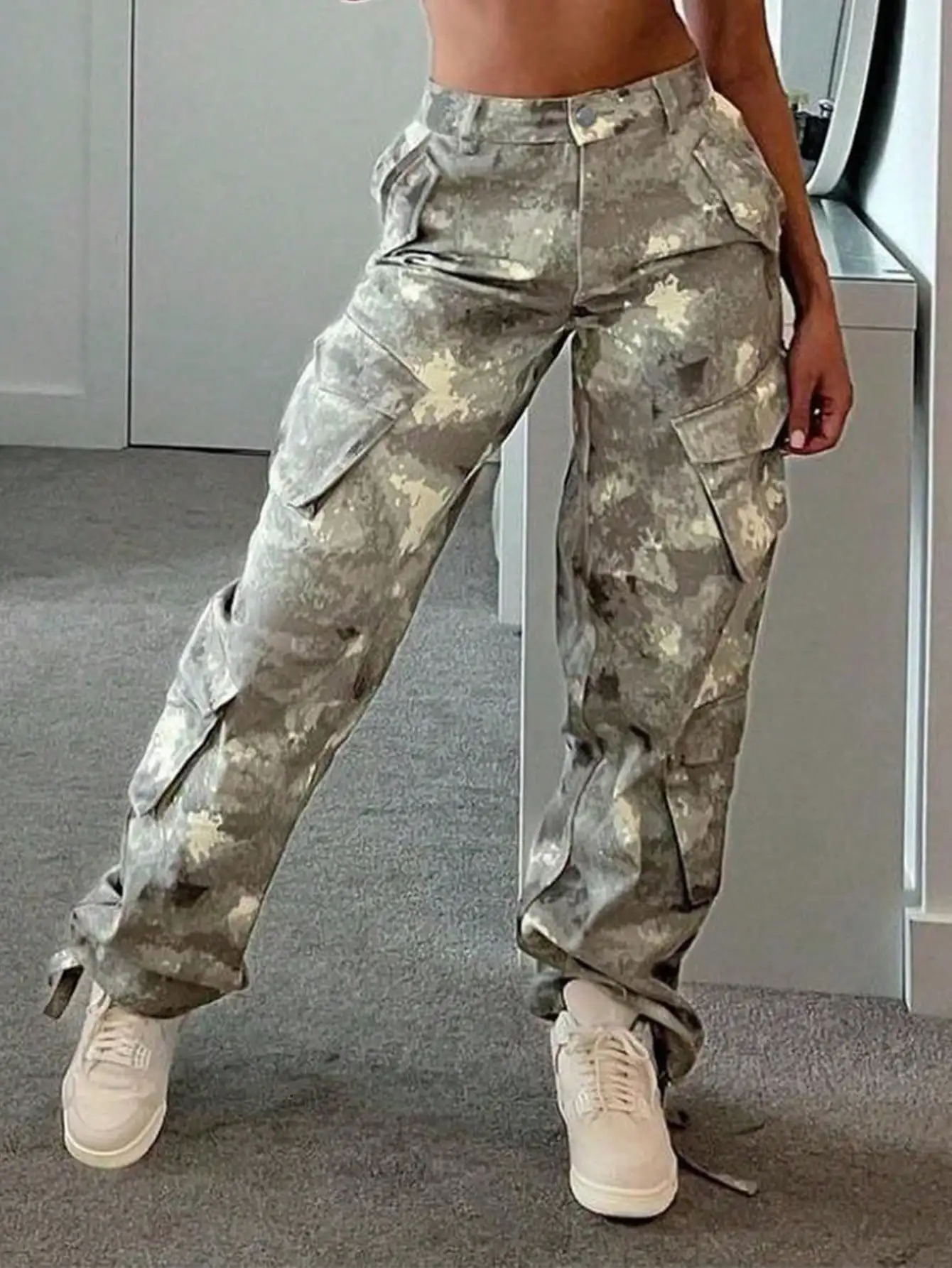 Women's Y2K Camo Cargo Pants - Wide Leg Baggy Army Joggers with Flap Pockets
