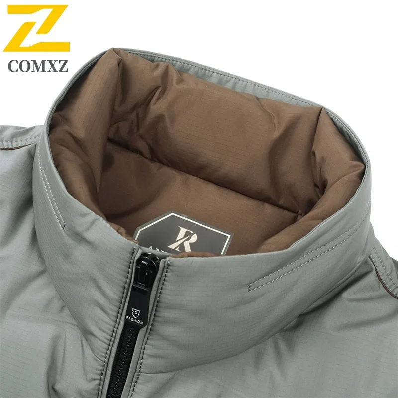 COMXZ 2025 アーバン通勤ダウンジャケット メンズ スタンドカラー 軽量デザインジャケット オフィス ストリートウェア 冬 旅行コートウェア