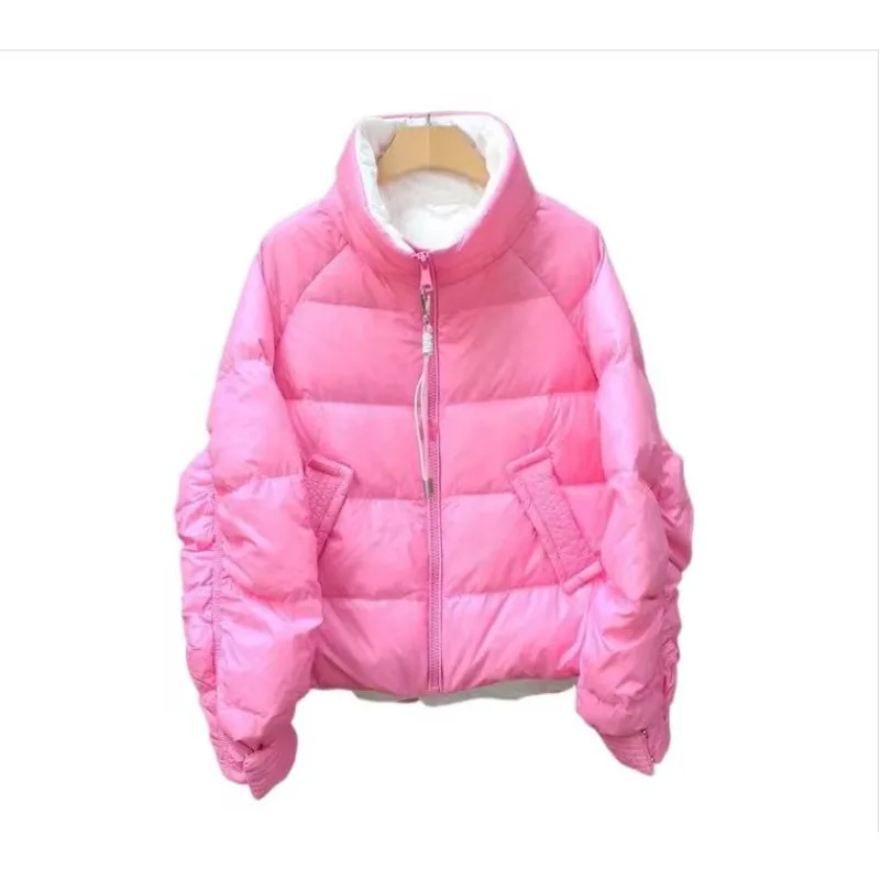 Kurtka puchowa odmładzająca, krótka, zimowa, ze stójką, lekka, z rękawami ze sznurkiem, modny design, wysoki poziom estetyczny.