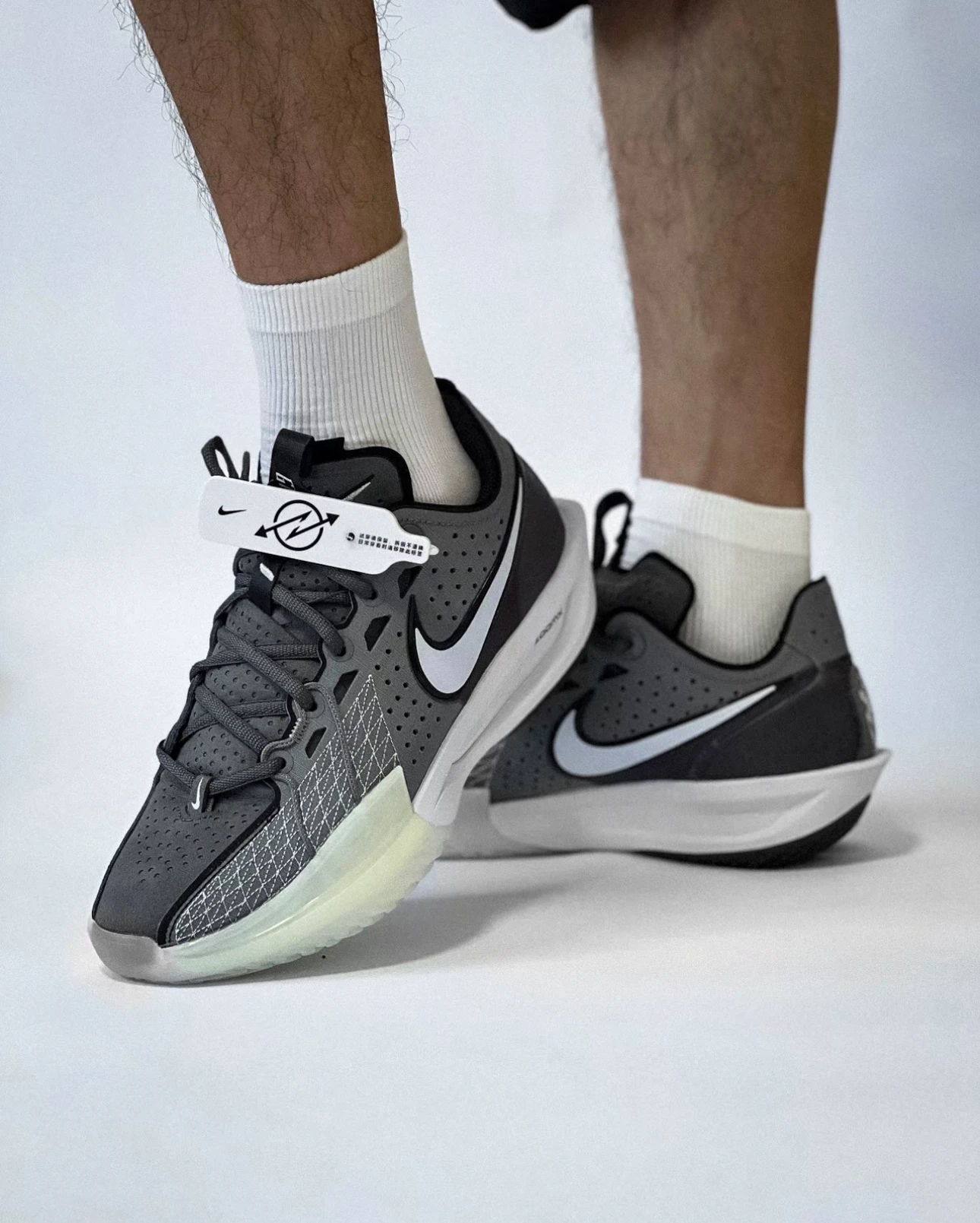 

Nike Comfortable Low Cut Durable Basketball Shoes Men's Grey White