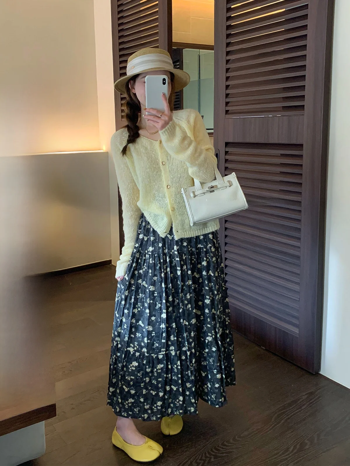 

Loose V-neck Knitted Cardigan Women's Light Yellow Spring New Style Korean Style Love Devil Fish Casual Versatile Top