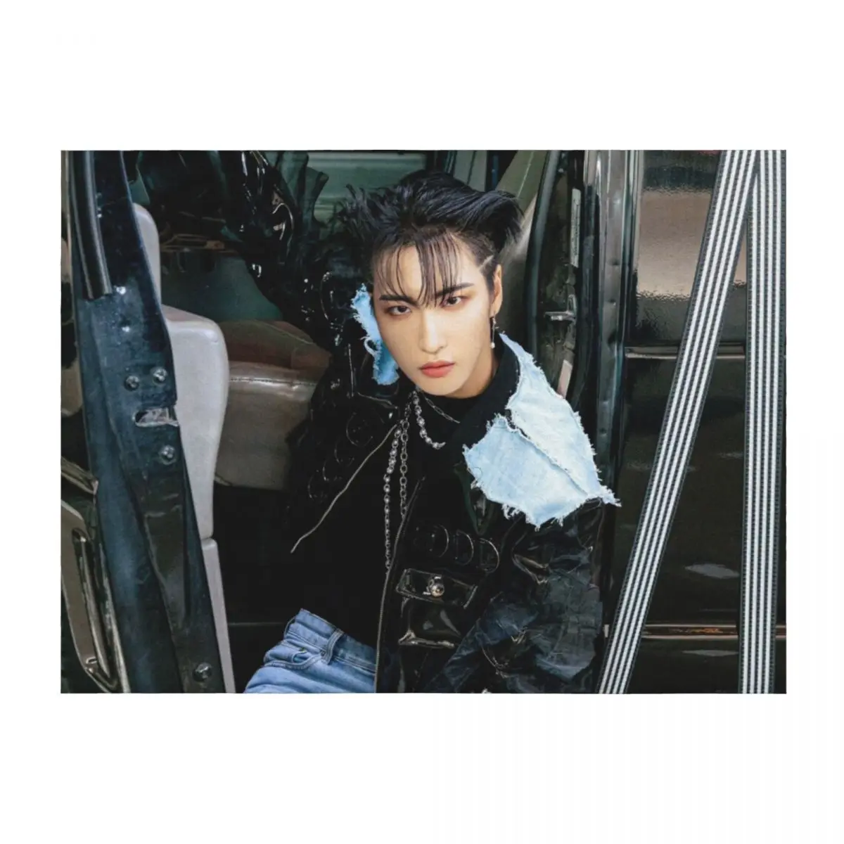 

ATEEZ SEONGHWA THE WORLD EP.1 : MOVEMENT GUERRILLA Throw Blanket Warm Nap Luxury Brand blankets ands Blankets