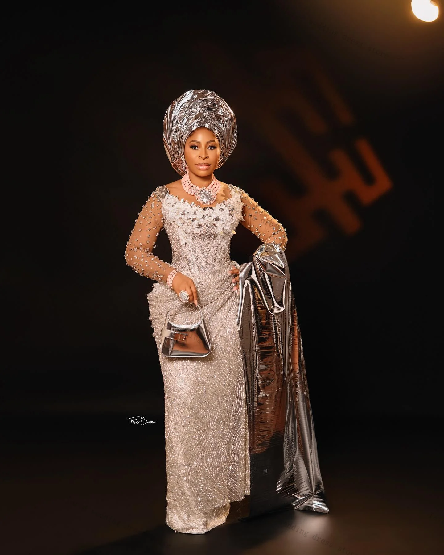 ชุดราตรีหรูหราประดับมุกและคริสตัลสำหรับงานพรอม แขนยาวแบบซีทรู ทรงเข้ารูป แต่งลูกไม้ด้านหลัง สามารถสั่งตัดได้ เหมาะสำหรับงานแต่งงานหรืองานเลี้ยง