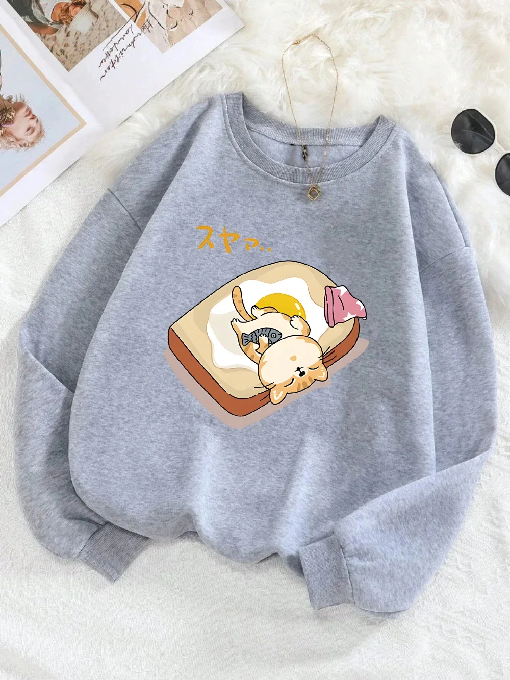 Eine Katze schläft mit einem kleinen Fisch in den Armen bedruckter Kapuzenpullover für Damen, Winter-Fleece-Pullover, Basics, Taschen-Sweatshirt, Freizeitkleidung