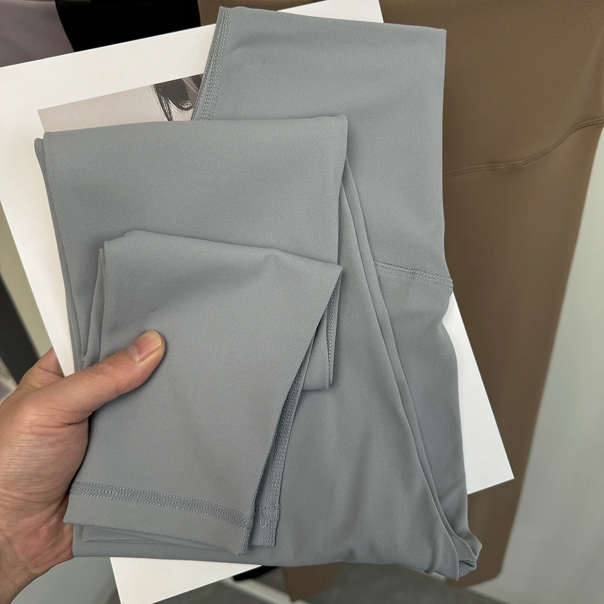 女性の新しいヨガパンツ、ハイウエスト痩身ヒップリフティングタイトフィットネスパンツランニングスポーツピラティストレーニングパンツ