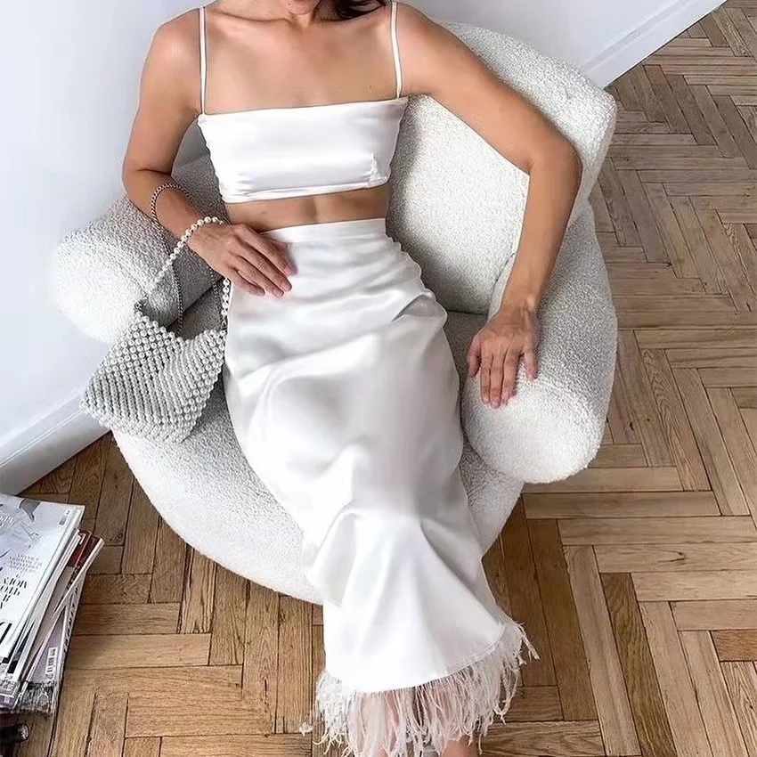 

Модный летний комплект в европейском и американском стиле: топ из искусственного шелка и юбка с перьями, полиэстер.