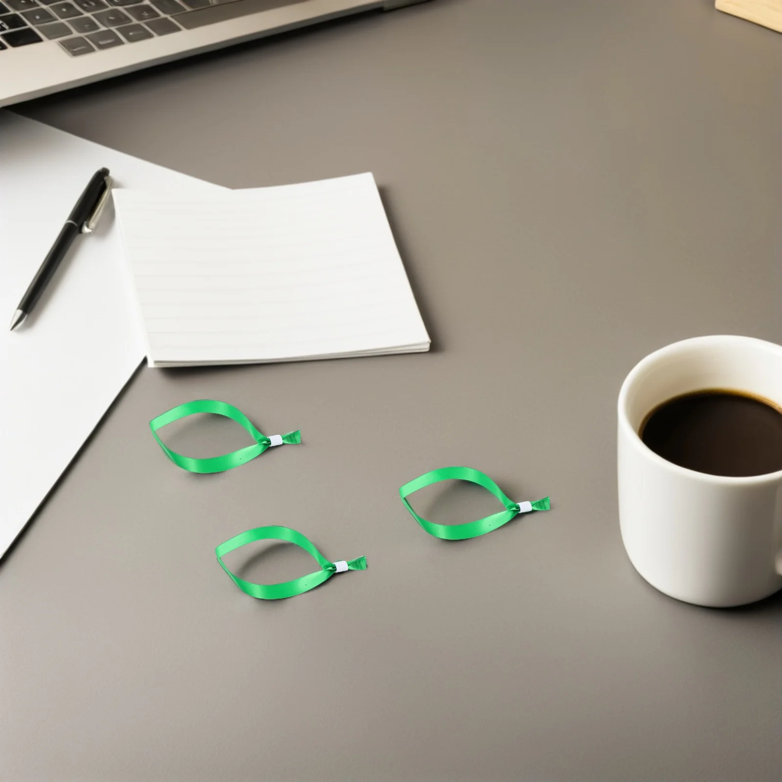 สายรัดข้อมือผ้าสีพื้น 20 ชิ้น สำหรับงานปาร์ตี้ เทศกาลดนตรี กิจกรรมกีฬา แบบใช้แล้วทิ้ง