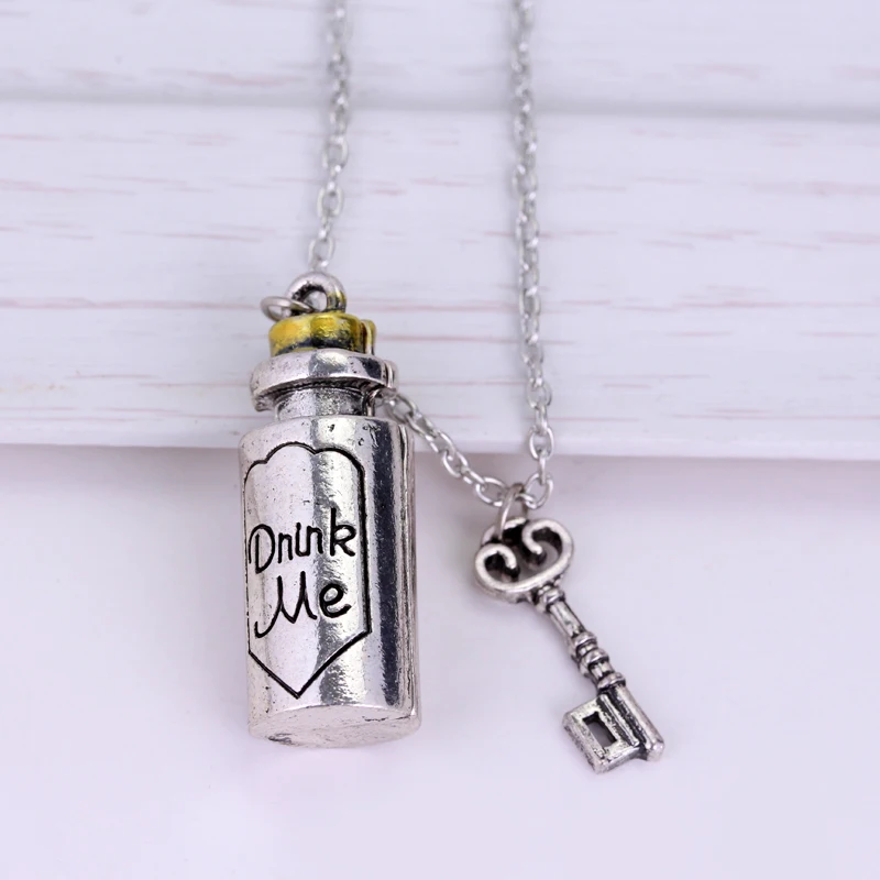 Vintage Alice In Wonderland Pendant Necklace The Album\'s Title Eat Me Drink Me Alloy Bottle Pendant for Women Men Lover Jewelry