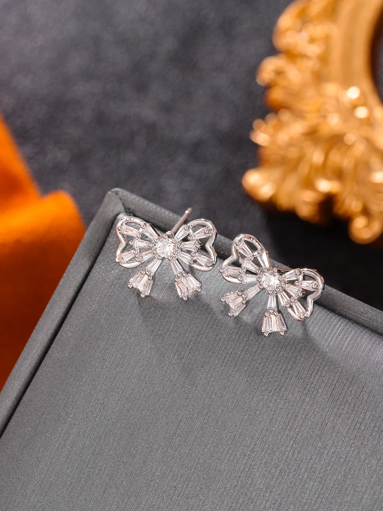 

Новые однотонные милые и крутые универсальные повседневные серьги с бабочкой и кристаллами из австрийского нишевого дизайна, милый дизайн