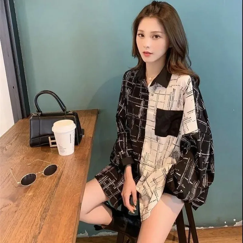 2025 Camisa de outono média a longa solta e versátil, confortável e bem projetada, requintada com emenda de bloqueio de cores