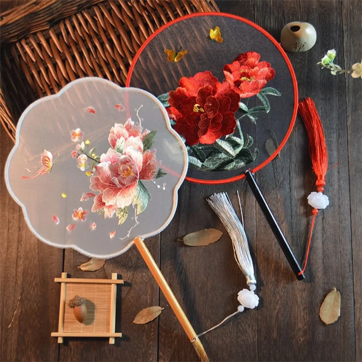 Vintage Style Silk Round Fan Exquisite Flower Embroidery Paddle Traditional Chinese Art Craft Hanfu Dance Party Accessory