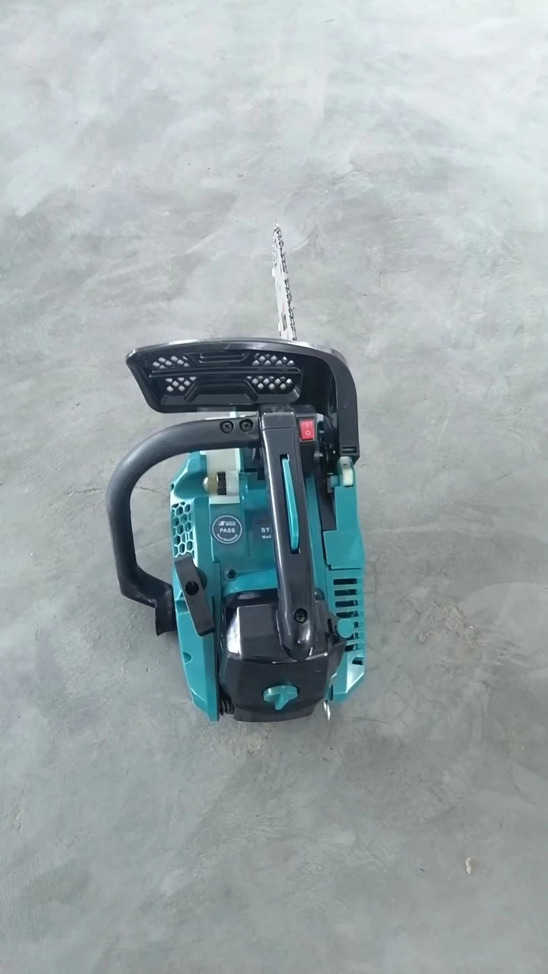 Industrial Solid Durable Pole 25.4cc Chainsaw Machine 550ml Fuel Tank 2400W Power