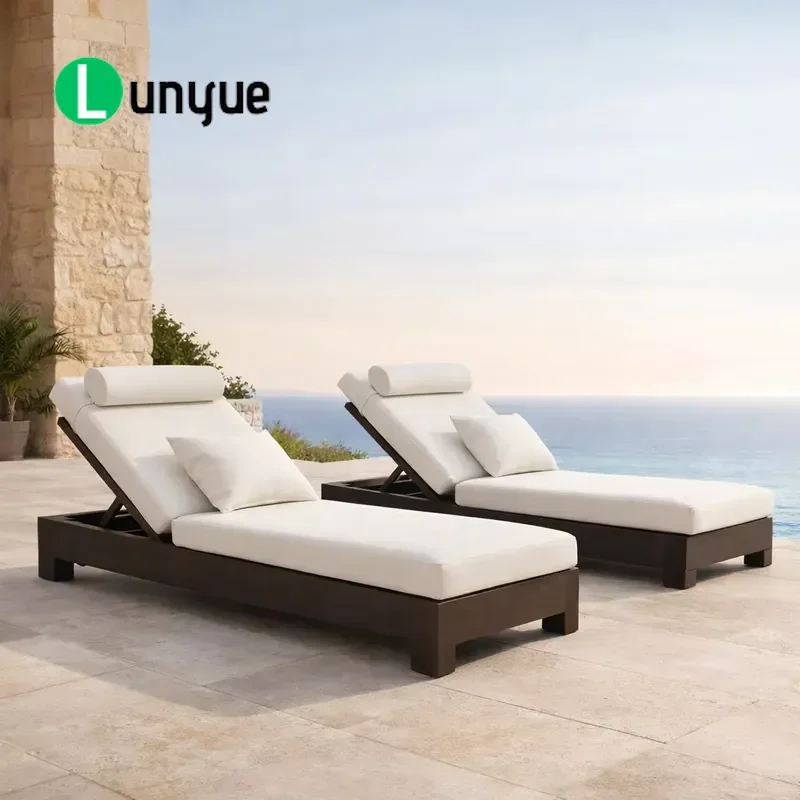 Modern Teak Outdoor Lounge Chair Waterproof Cushion UV Protection Eco Friendly For Hotel Courtyard Beach Poolside Furniture