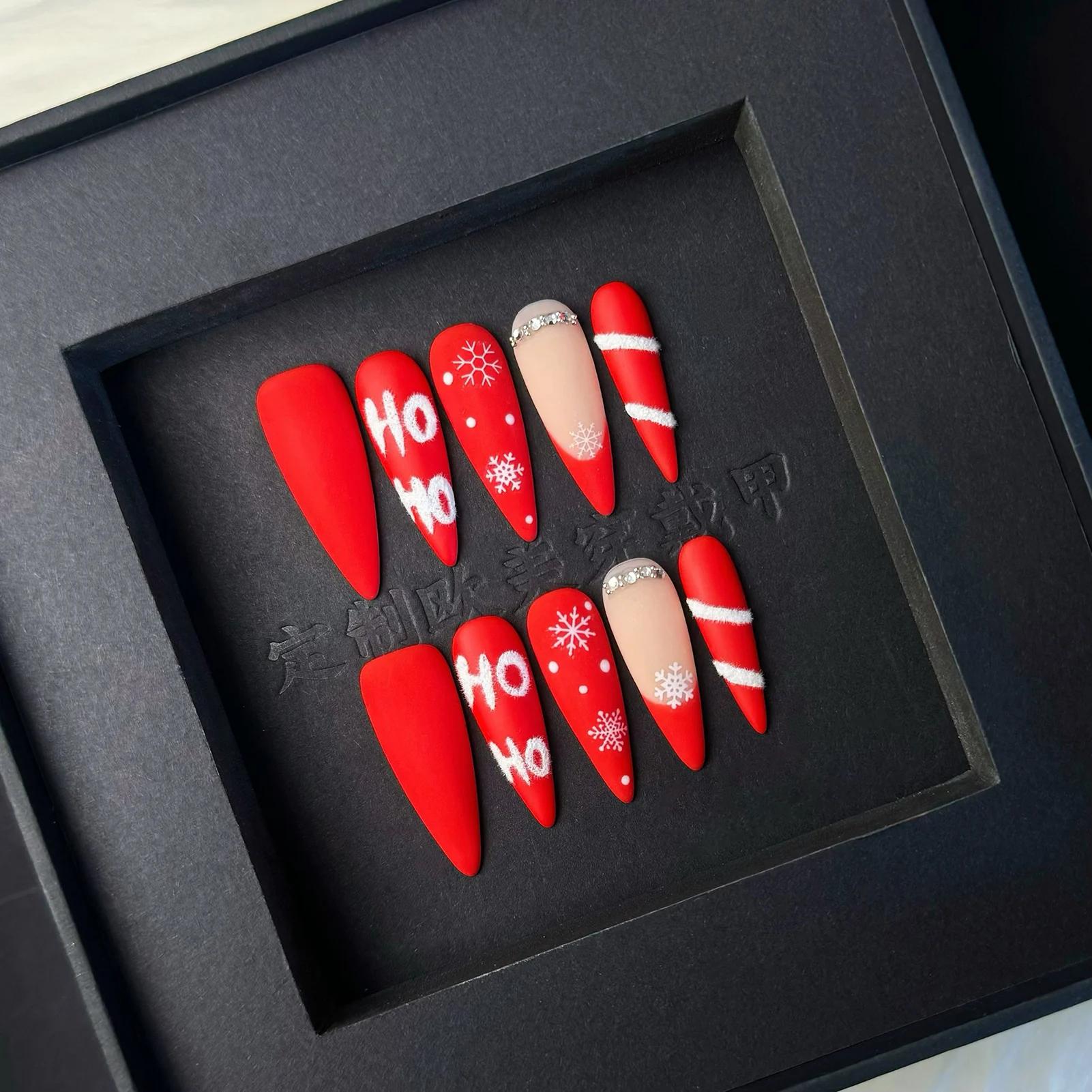 10 قطعة عيد الميلاد الأحمر طويل وأشار الصحافة على الأظافر اليدوية يمكن ارتداؤها ندفة الثلج HO HO مطبوعة وهمية مسمار نصائح الفرنسية أظافر صناعية التصحيح