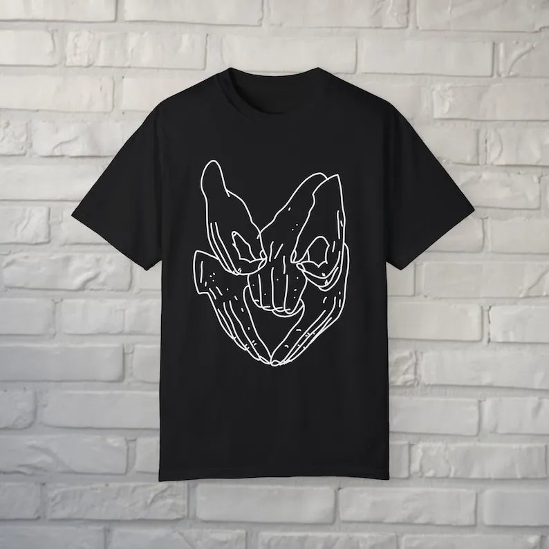 Labyrinth Movie T-Shirt Fantasy Film Goblin King Top 80s Nostalgia Shirt Helping Hands Fashion Graphic Tee David Bowie Fan Gift