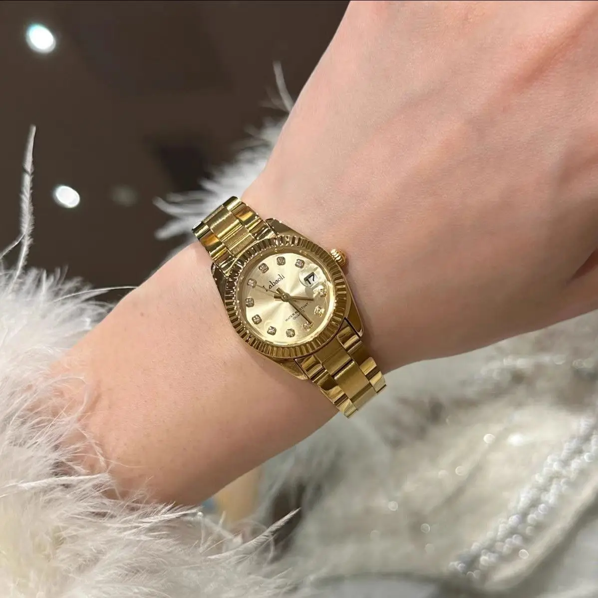 Elegant ladies watch, the same style small gold watch, personality and creative design, simple steel band, elegant ladies watch