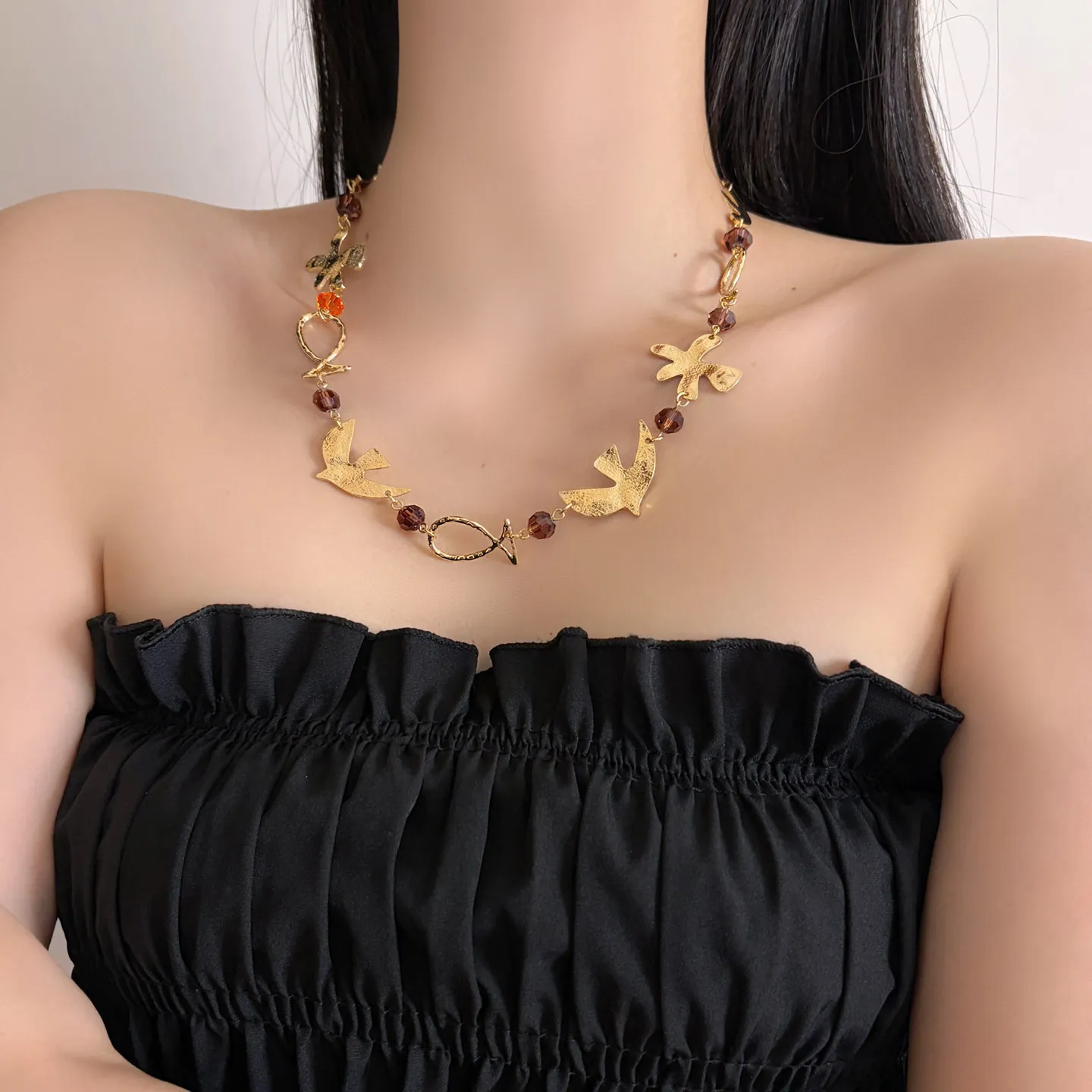 Bohemian Retro Gold Peace Dove Flower Beaded Necklace For Women Luxury Niche Flying Bird Pendant Clavicle Chain Jewelry