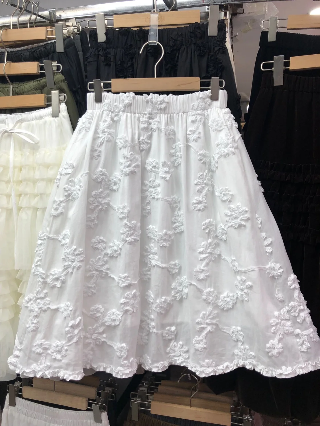 

Elegant White Midi Skirt Women's Spring 2026 New Style Heavy Embossed Flower Design Sweet Style High Waist A-Line Skirt