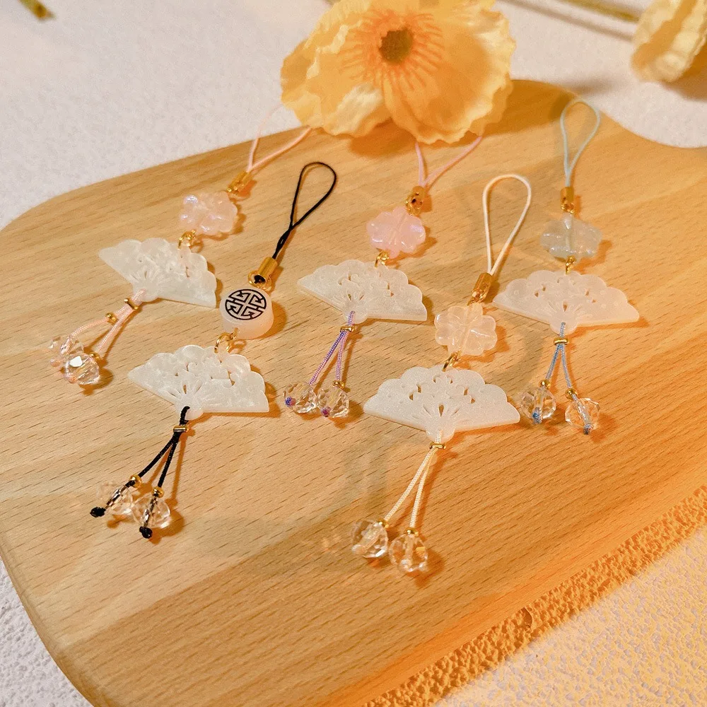 Classical Accessories Four Leaf Clover White Fan Mobile Phone Chain Decoration Mobile Phone Strap Bag Pendant Mobile Phone Strap