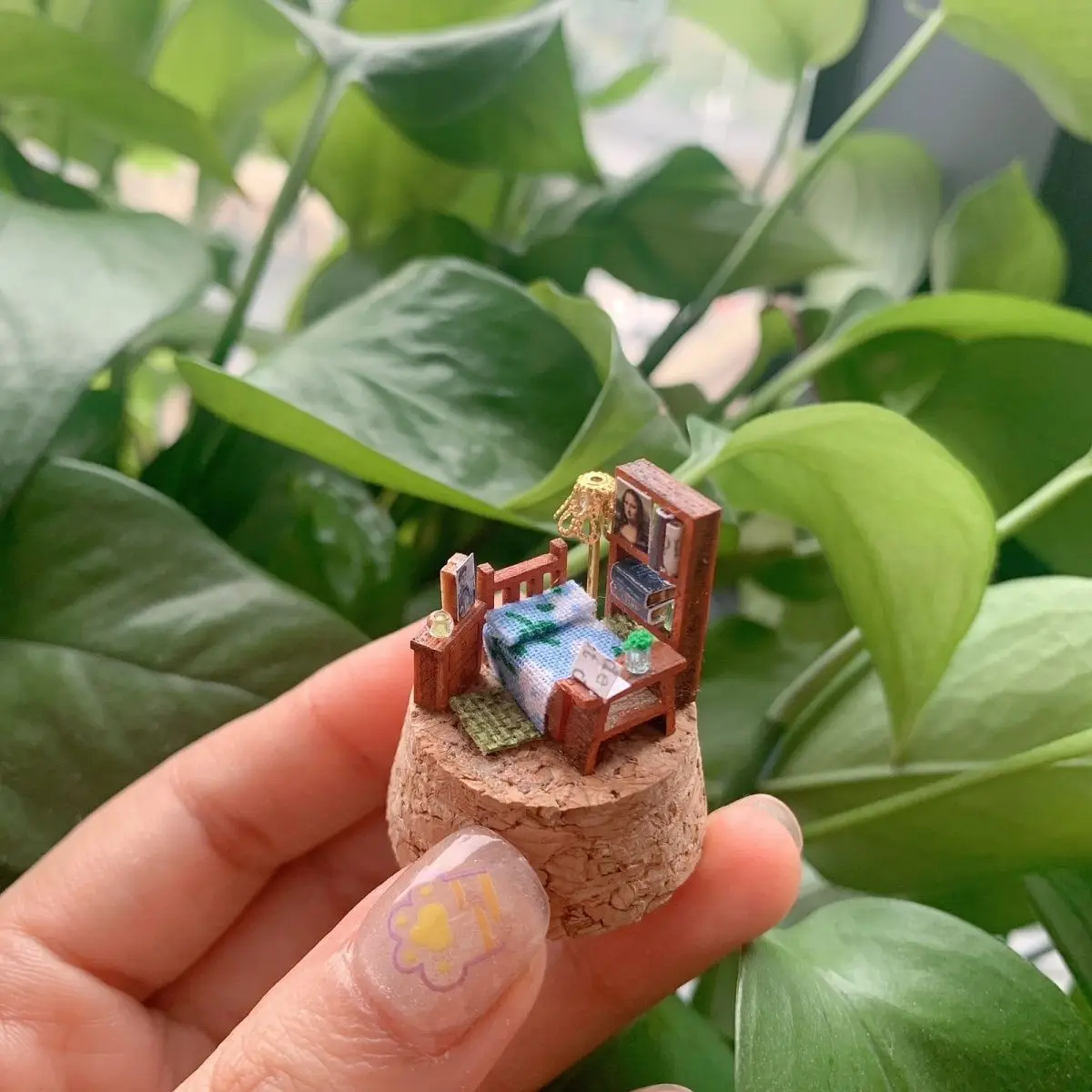 

Handmade Cozy Bedroom Miniature Model, Tiny Dollhouse Display & Heartwarming Gift, Collectible Shelf Decor for Home & Office