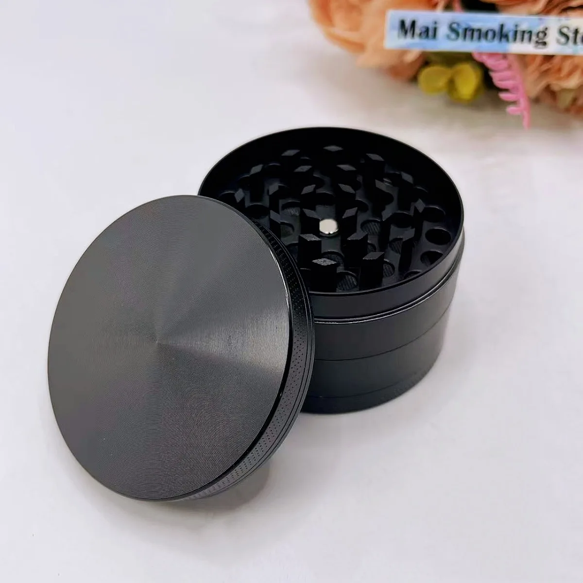 Moedor de Ervas Metálico de 2,5 Polegadas Grande com 4 Camadas, Moedor Manual de Sal e Pimenta, Ferramenta para Fumar Cigarros