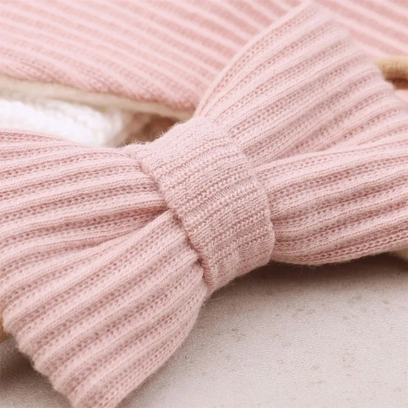 تتضمن صندوق هدايا مجموعة ألعاب الميلاد ذات الاسم الشخصي وسلسلة اللهاية والتسنين والمرايل والزواحف والبطانيات