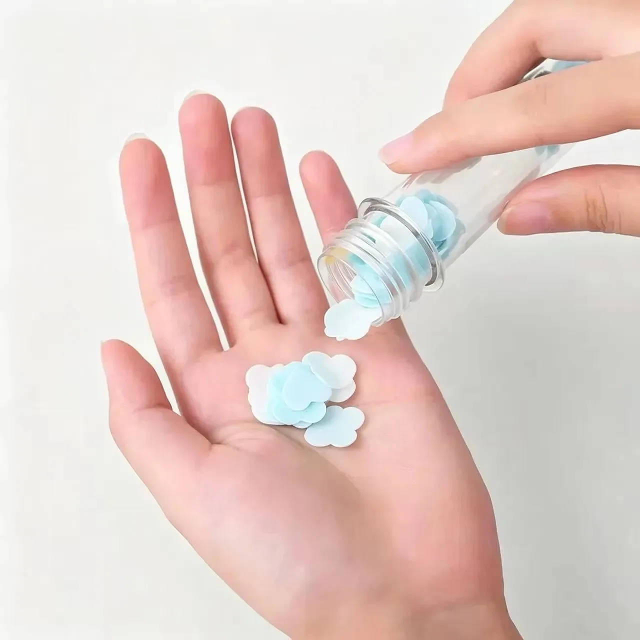 2/4pcs Disposable Travel Soap Leaves, Petal-Shaped 0.61in, Lathers Instantly, Fragrance Options, for Hotel, Camping, Office