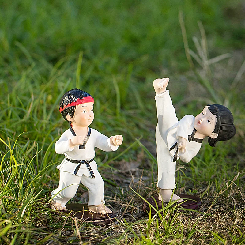 Resin handicraft small Taekwondo character model Female side kick Martial arts decoration Creative ornaments Gift giving