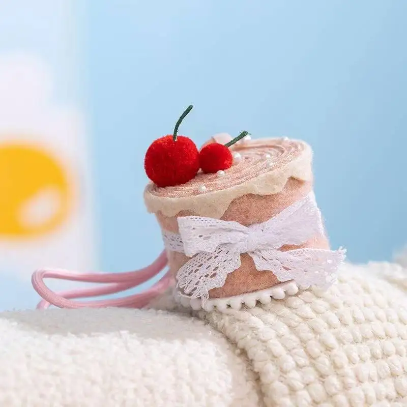 أحدث الكرز كعكة حقيبة الظهر قلادة المفاتيح Kawaii محشوة ألعاب من نسيج مخملي دمية الكرتون أنيمي لطيف هدية لصديقة متعة دمية