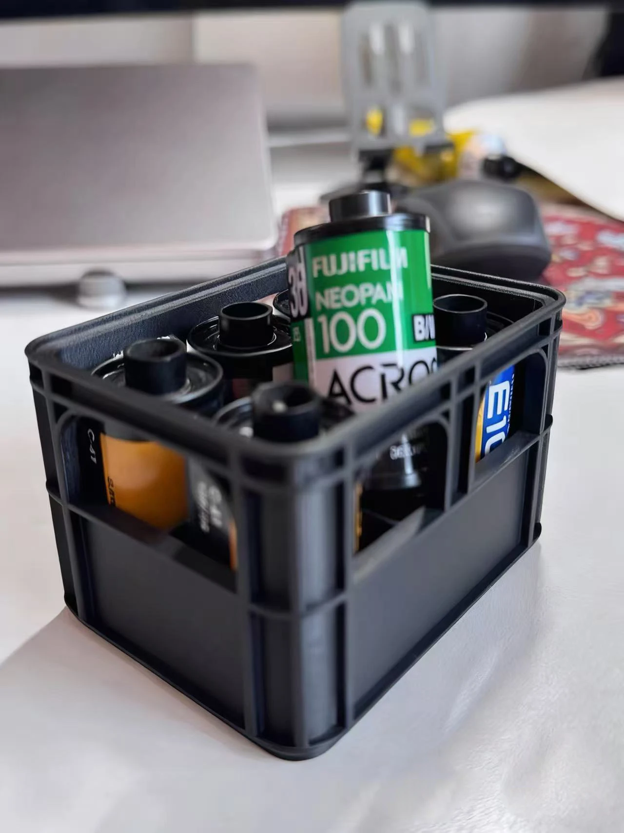 

Корзина для хранения пленки из черного материала с 3D-печатью специально разработанная для любителей киносъемки. И дозволяет