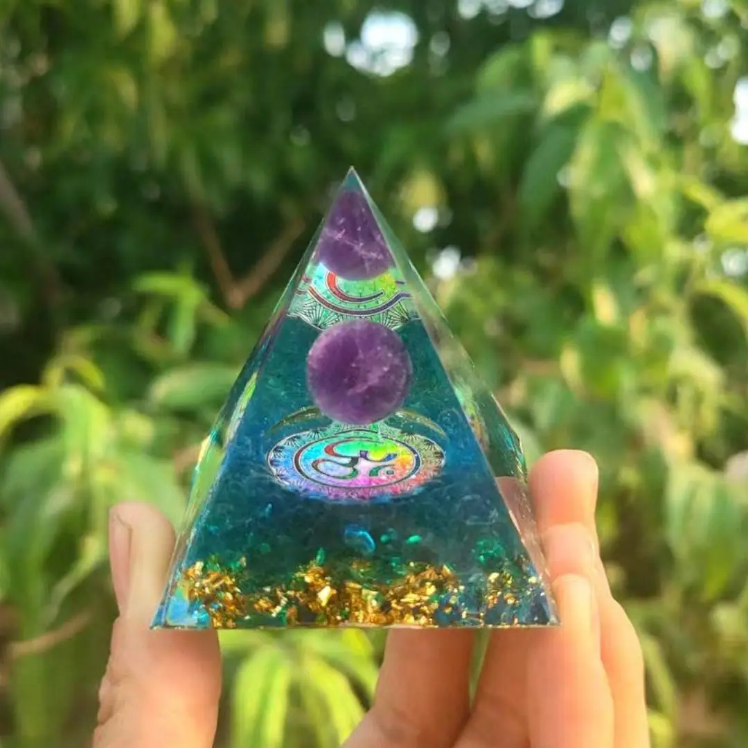 1 peça A Pirâmide de Ogan é compuesta de bolas de ametista e quartzo azul, ornamento de pirâmide de resina de chips de quartzo azul, pirâmide de cristal