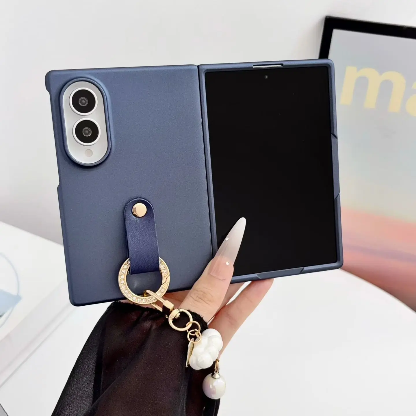 Für Samsung Galaxy Z Fold 8 Hautfreundliche Stoßfeste Handyhülle mit Armband, Anhänger und unsichtbarem Ständer
