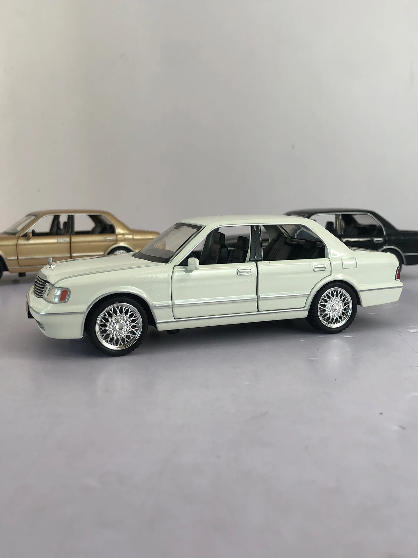 

1:32 имитация ретро-седана из цинкового сплава, статическое украшение, металлический коллекционный подарочный автомобиль